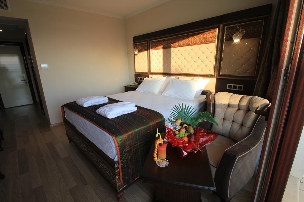 Royal Palace Kusadasi Hotel Kusadası Quarto foto